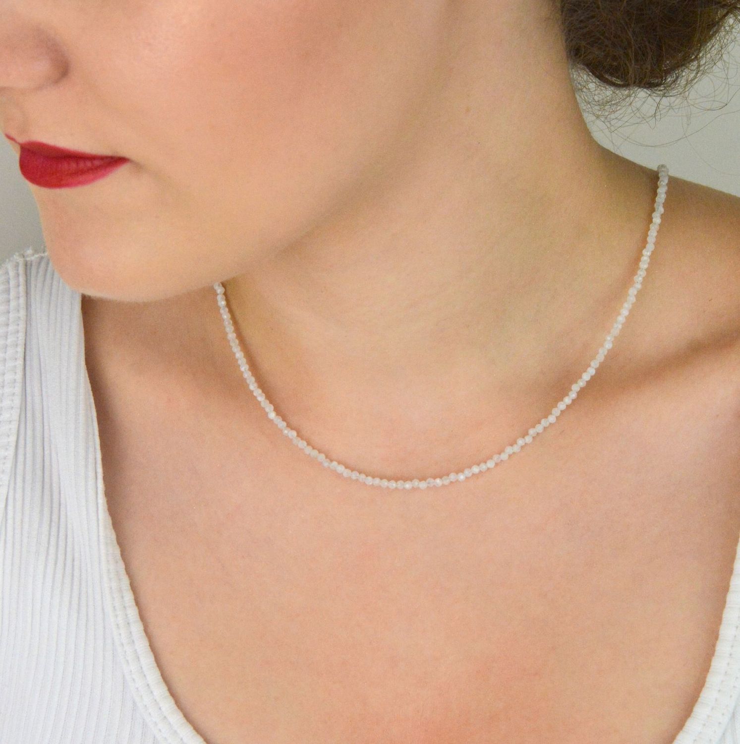 Stalowy naszyjnik damski z naturalnym kamieniem księżycowym. Długość 40 + 5 cm, zapięcie na karabińczyk. Delikatna i elegancka biżuteria o magicznym blasku.1.jpg