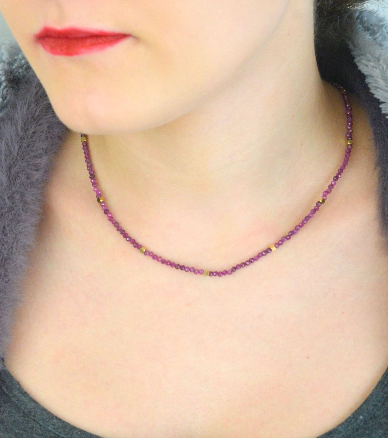 Naszyjnik damski z rubinem wykonany z naturalnych kamieni w ciemnofioletowych odcieniach. Długość 40 cm z możliwością przedłużenia o 4 cm, zapięcie ze stali szlachetnej. 1.jpg