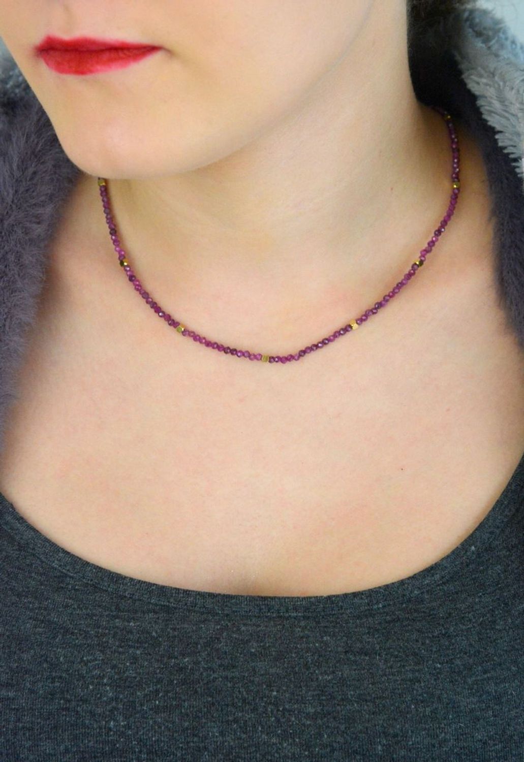 Naszyjnik damski z rubinem wykonany z naturalnych kamieni w ciemnofioletowych odcieniach. Długość 40 cm z możliwością przedłużenia o 4 cm, zapięcie ze stali szlachetnej. 1.jpg