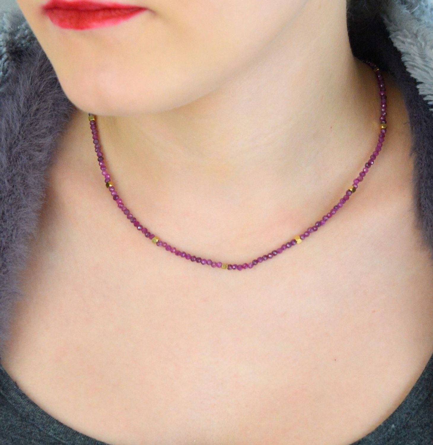 Naszyjnik damski z rubinem wykonany z naturalnych kamieni w ciemnofioletowych odcieniach. Długość 40 cm z możliwością przedłużenia o 4 cm, zapięcie ze stali szlachetnej. 1.jpg