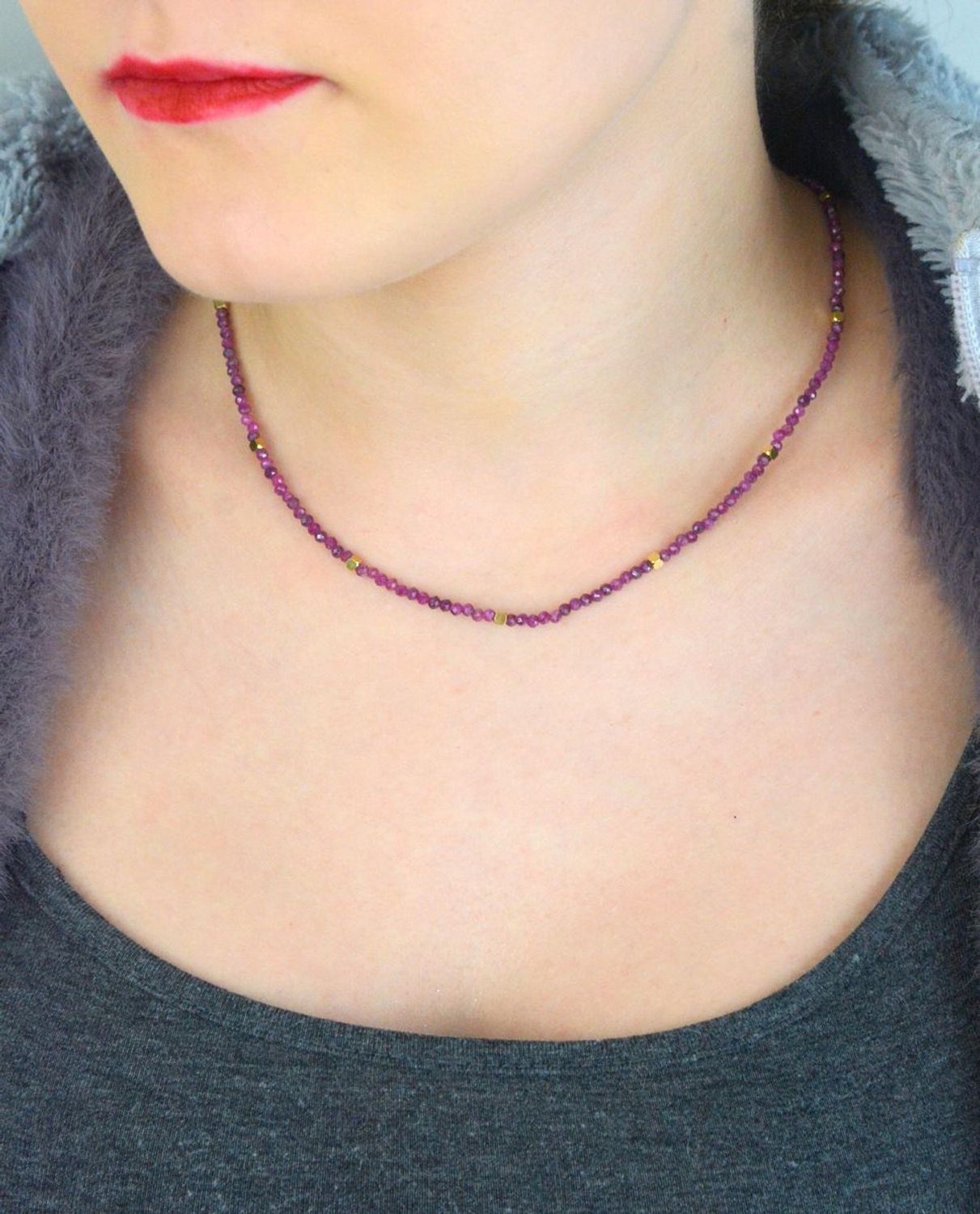 Naszyjnik damski z rubinem wykonany z naturalnych kamieni w ciemnofioletowych odcieniach. Długość 40 cm z możliwością przedłużenia o 4 cm, zapięcie ze stali szlachetnej. 1.jpg