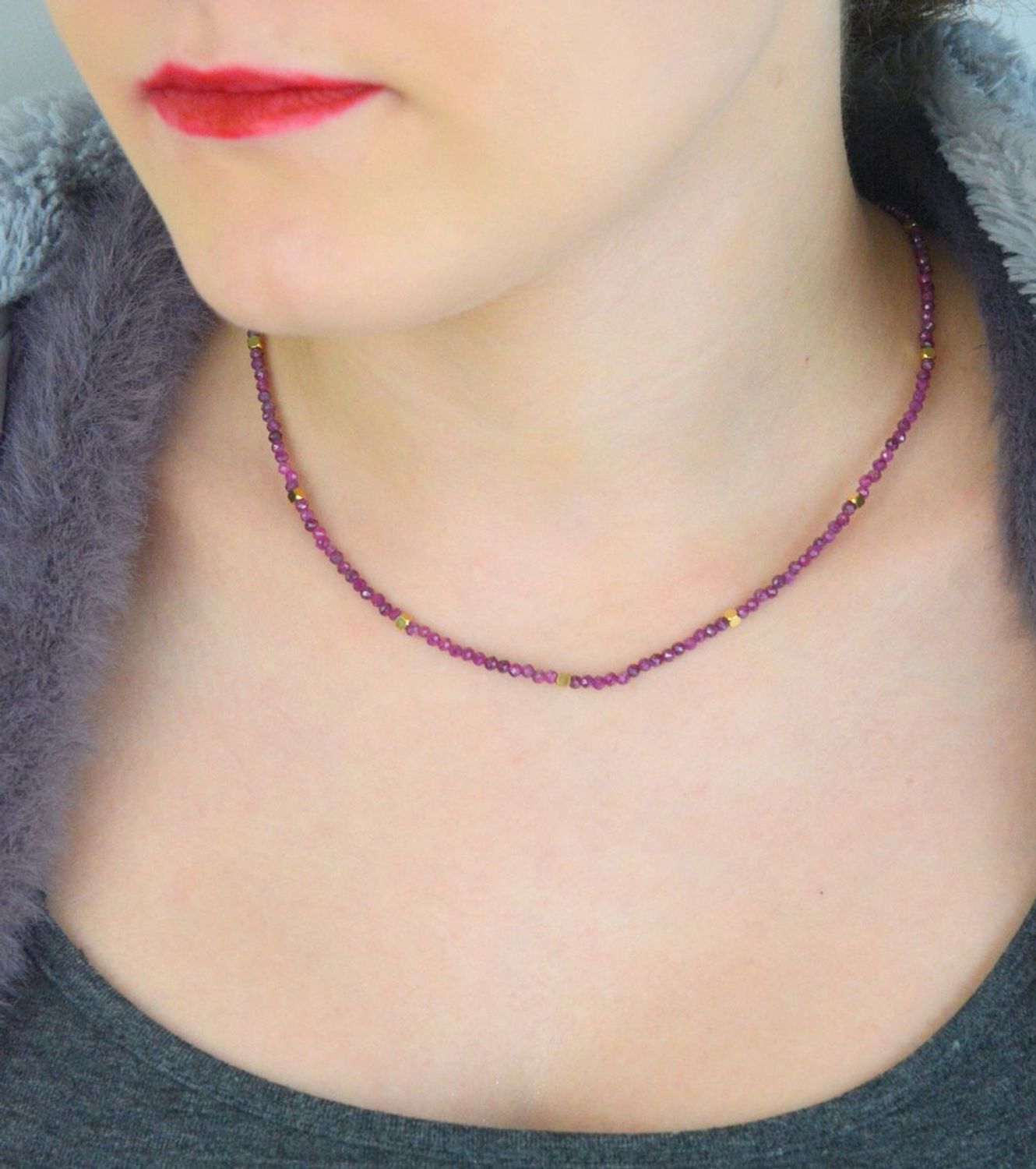 Naszyjnik damski z rubinem wykonany z naturalnych kamieni w ciemnofioletowych odcieniach. Długość 40 cm z możliwością przedłużenia o 4 cm, zapięcie ze stali szlachetnej. 1.jpg