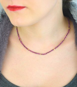 Naszyjnik damski z rubinem wykonany z naturalnych kamieni w ciemnofioletowych odcieniach. Długość 40 cm z możliwością przedłużenia o 4 cm, zapięcie ze stali szlachetnej. Elegancki dodatek idealn (1).JPG