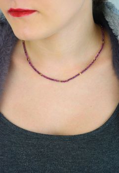 Naszyjnik damski z rubinem wykonany z naturalnych kamieni w ciemnofioletowych odcieniach. Długość 40 cm z możliwością przedłużenia o 4 cm, zapięcie ze stali szlachetnej. Elegancki dodatek idealn (2).JPG