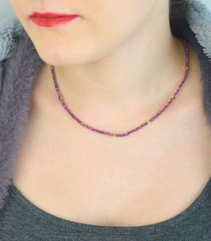 Naszyjnik damski z rubinem wykonany z naturalnych kamieni w ciemnofioletowych odcieniach. Długość 40 cm z możliwością przedłużenia o 4 cm, zapięcie ze stali szlachetnej. Elegancki dodatek idealn (5).JPG