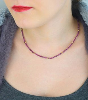 Naszyjnik damski z rubinem wykonany z naturalnych kamieni w ciemnofioletowych odcieniach. Długość 40 cm z możliwością przedłużenia o 4 cm, zapięcie ze stali szlachetnej. Elegancki dodatek idealn (6).JPG