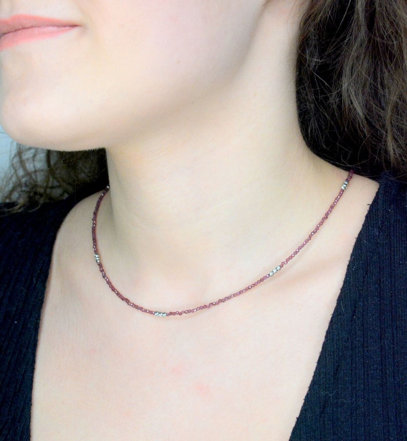 Naszyjnik granat DIA-NSZ-A1253244-STAL Naszyjnik damski granat. Naszyjniki z kamieniami naturalnymi od lat zachwycają elegancją i ponadczasowym pięknem. Drobne koraliki kamieni nat11.jpg