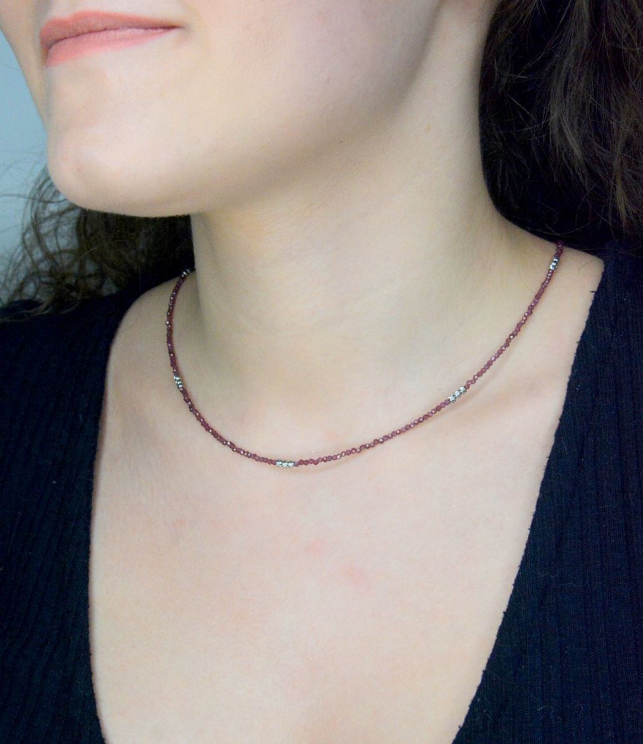 Naszyjnik granat DIA-NSZ-A1253244-STAL Naszyjnik damski granat. Naszyjniki z kamieniami naturalnymi od lat zachwycają elegancją i ponadczasowym pięknem. Drobne koraliki kamieni nat11.jpg