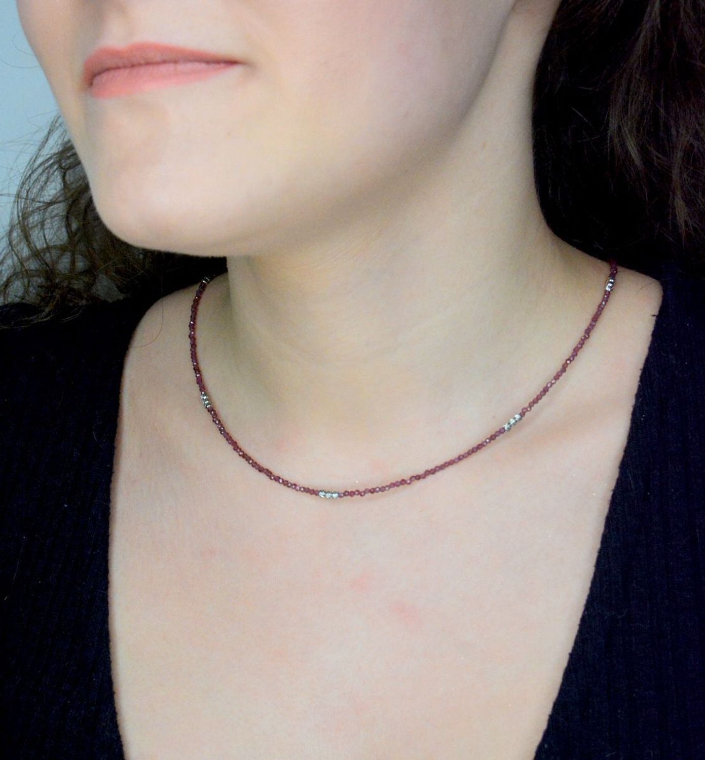 Naszyjnik granat DIA-NSZ-A1253244-STAL Naszyjnik damski granat. Naszyjniki z kamieniami naturalnymi od lat zachwycają elegancją i ponadczasowym pięknem. Drobne koraliki kamieni nat11.jpg