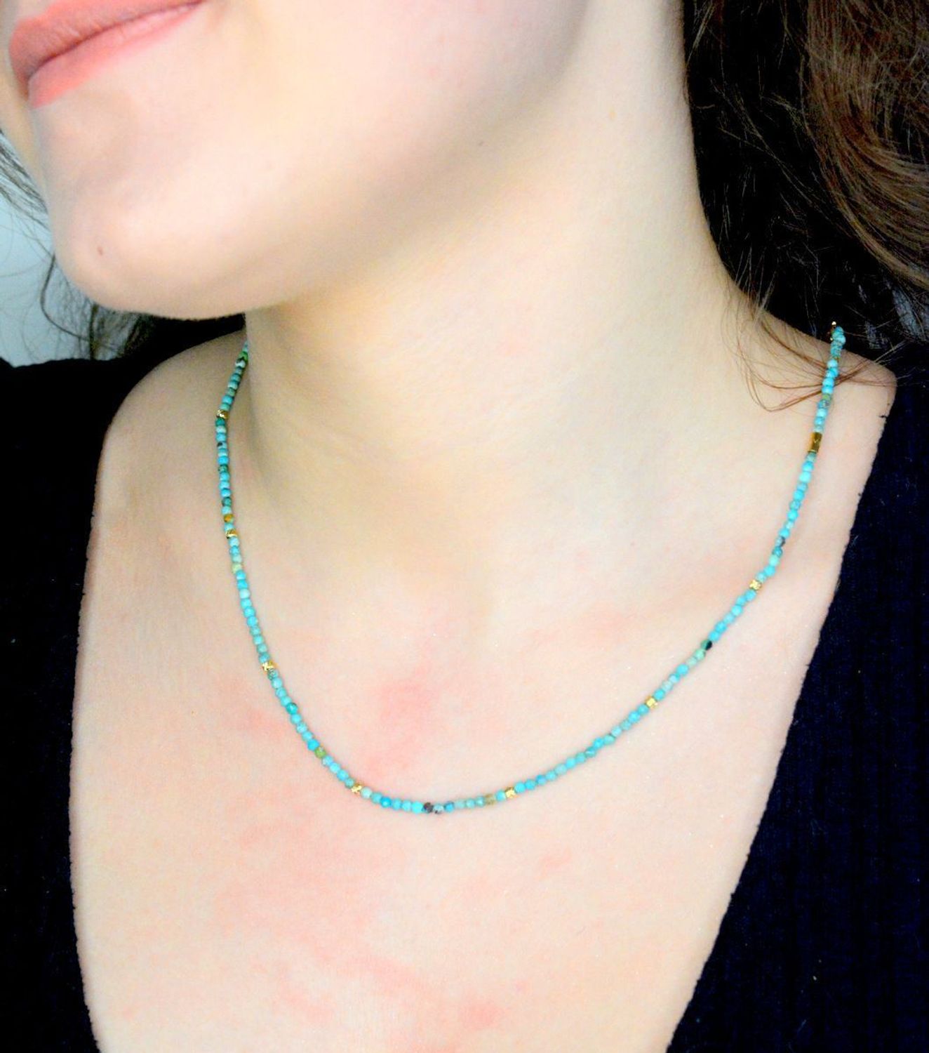 Naszyjnik turkus DIA-NSZ-A1284254-STAL Naszyjnik damski turkus. Naszyjniki z kamieniami naturalnymi od lat zachwycają elegancją i ponadczasowym pięknem. Drobne koraliki kamieni naturalnych w kolorach niebieskich1.jpg