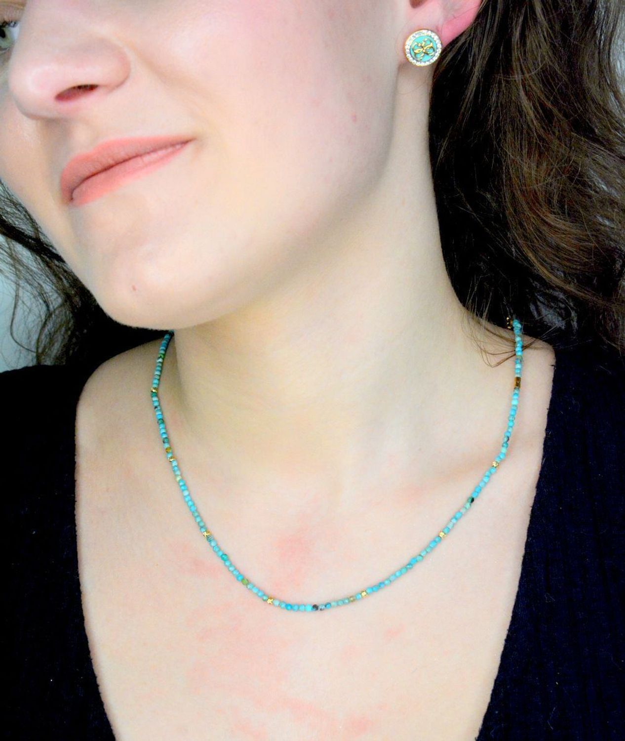 Naszyjnik turkus DIA-NSZ-A1284254-STAL Naszyjnik damski turkus. Naszyjniki z kamieniami naturalnymi od lat zachwycają elegancją i ponadczasowym pięknem. Drobne koraliki kamieni naturalnych w kolorach niebieskich1.jpg