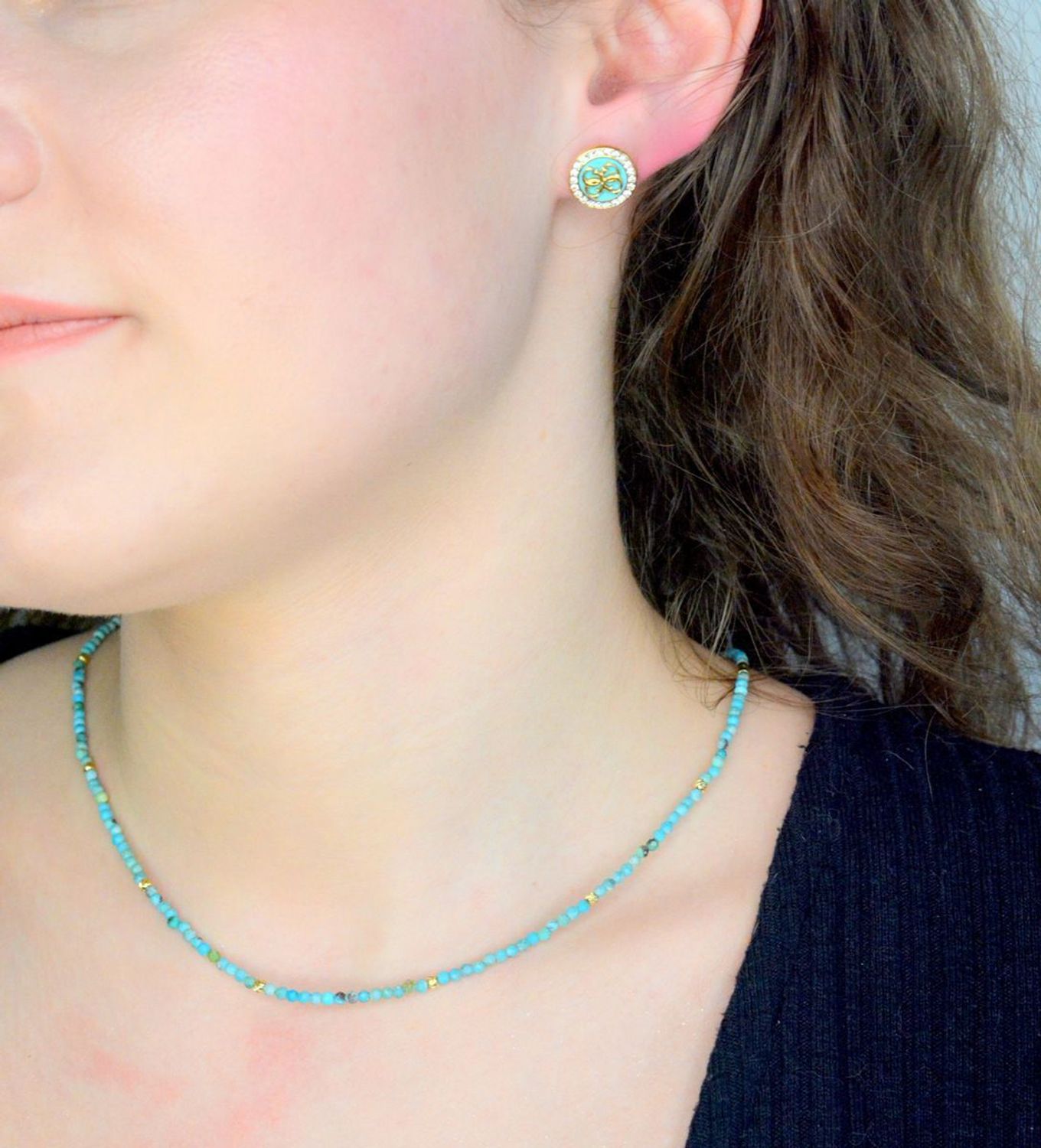 Naszyjnik turkus DIA-NSZ-A1284254-STAL Naszyjnik damski turkus. Naszyjniki z kamieniami naturalnymi od lat zachwycają elegancją i ponadczasowym pięknem. Drobne koraliki kamieni naturalnych w kolorach niebieskich1.jpg