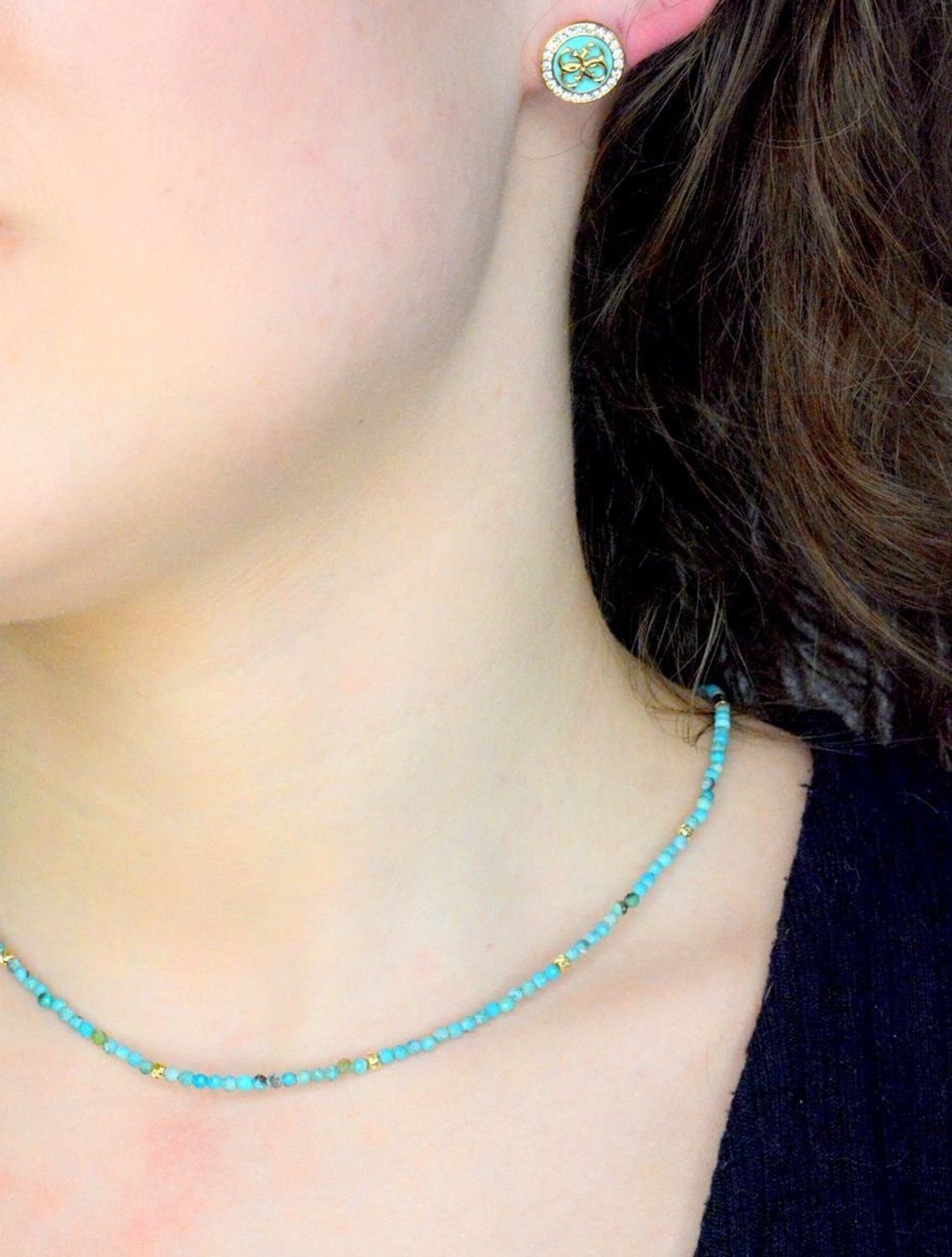 Naszyjnik turkus DIA-NSZ-A1284254-STAL Naszyjnik damski turkus. Naszyjniki z kamieniami naturalnymi od lat zachwycają elegancją i ponadczasowym pięknem. Drobne koraliki kamieni naturalnych w kolorach niebieskich1.jpg