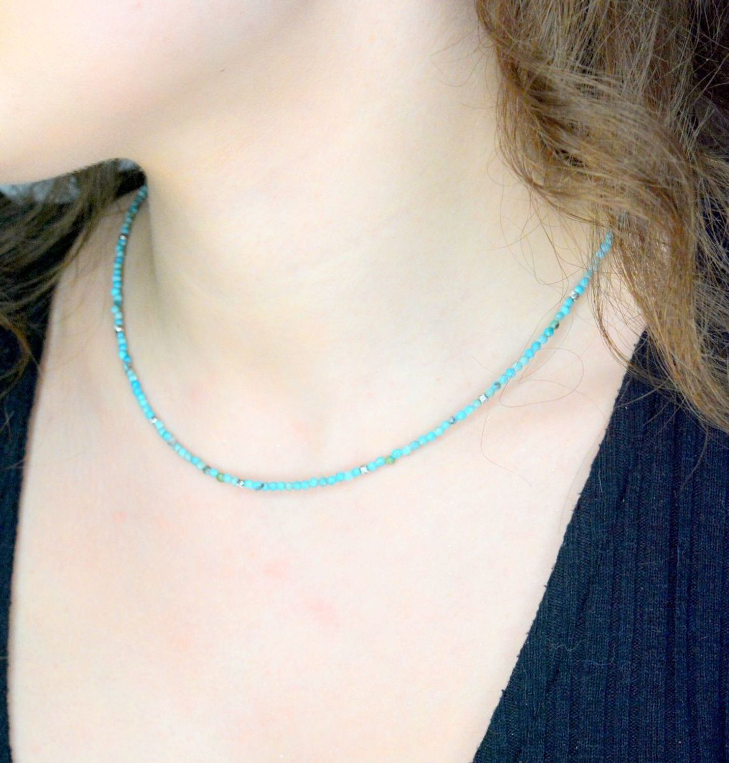 Naszyjnik turkus DIA-NSZ-A1293446-STAL Naszyjnik damski turkus. Naszyjniki z kamieniami naturalnymi od lat zachwycają elegancją i ponadczasowym pięknem. Drobne koraliki kamieni naturalnych w kolorach niebieskich.1.jpg