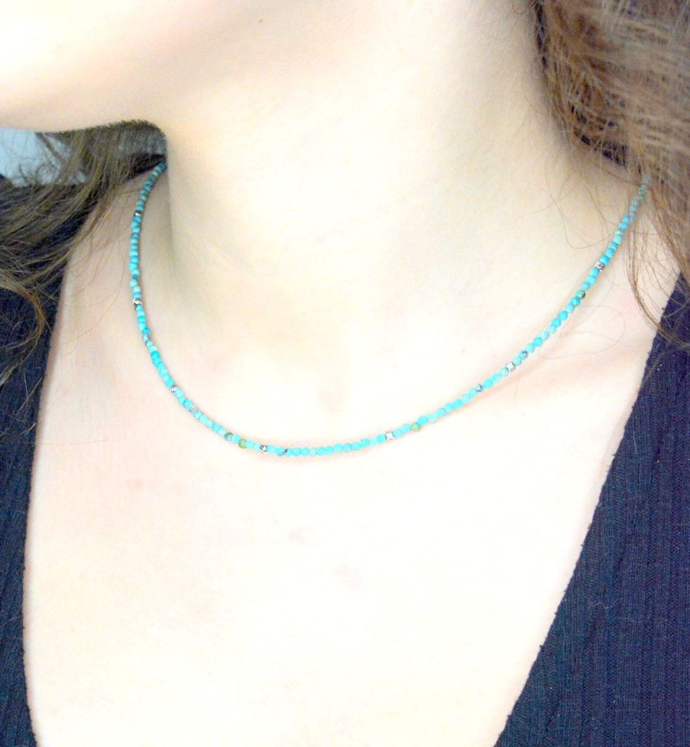 Naszyjnik turkus DIA-NSZ-A1293446-STAL Naszyjnik damski turkus. Naszyjniki z kamieniami naturalnymi od lat zachwycają elegancją i ponadczasowym pięknem. Drobne koraliki kamieni naturalnych w kolorach niebieskich.1.jpg