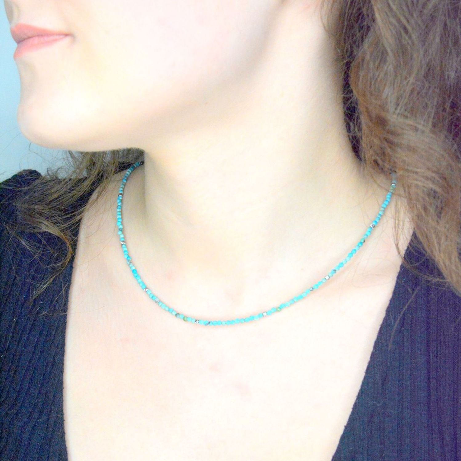 Naszyjnik turkus DIA-NSZ-A1293446-STAL Naszyjnik damski turkus. Naszyjniki z kamieniami naturalnymi od lat zachwycają elegancją i ponadczasowym pięknem. Drobne koraliki kamieni naturalnych w kolorach niebieskich.1.jpg