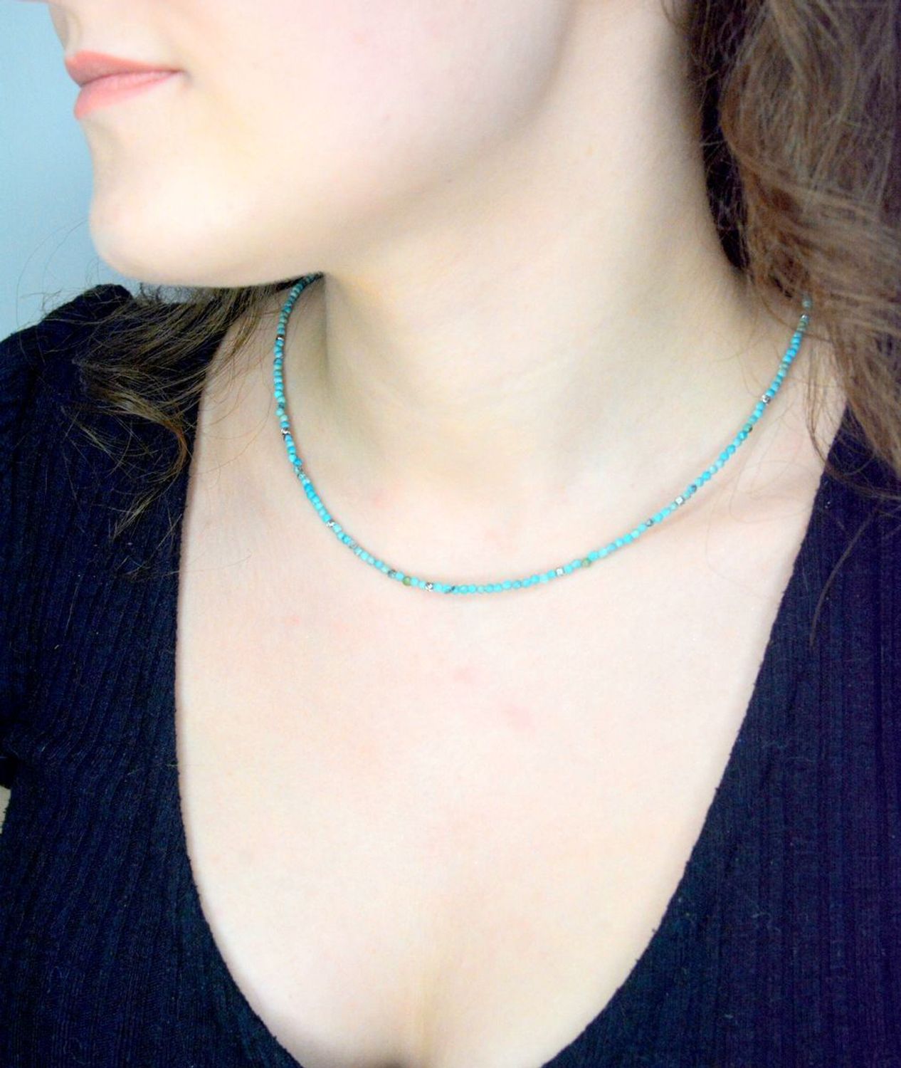 Naszyjnik turkus DIA-NSZ-A1293446-STAL Naszyjnik damski turkus. Naszyjniki z kamieniami naturalnymi od lat zachwycają elegancją i ponadczasowym pięknem. Drobne koraliki kamieni naturalnych w kolorach niebieskich.1.jpg