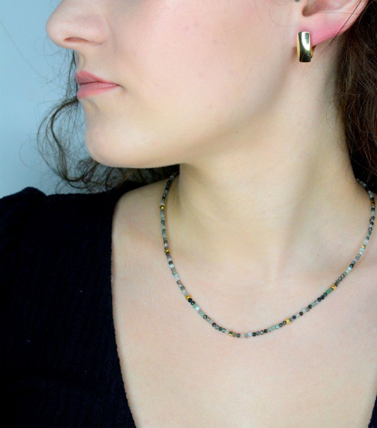 Naszyjnik szmaragd DIA-NSZ-A1304658-STAL Naszyjnik damski szmaragd. Naszyjniki z kamieniami naturalnymi od lat zachwycają elegancją i ponadczasowym pięknem. Drobne koraliki kamieni naturalnych w kolorach zieleni.11.jpg