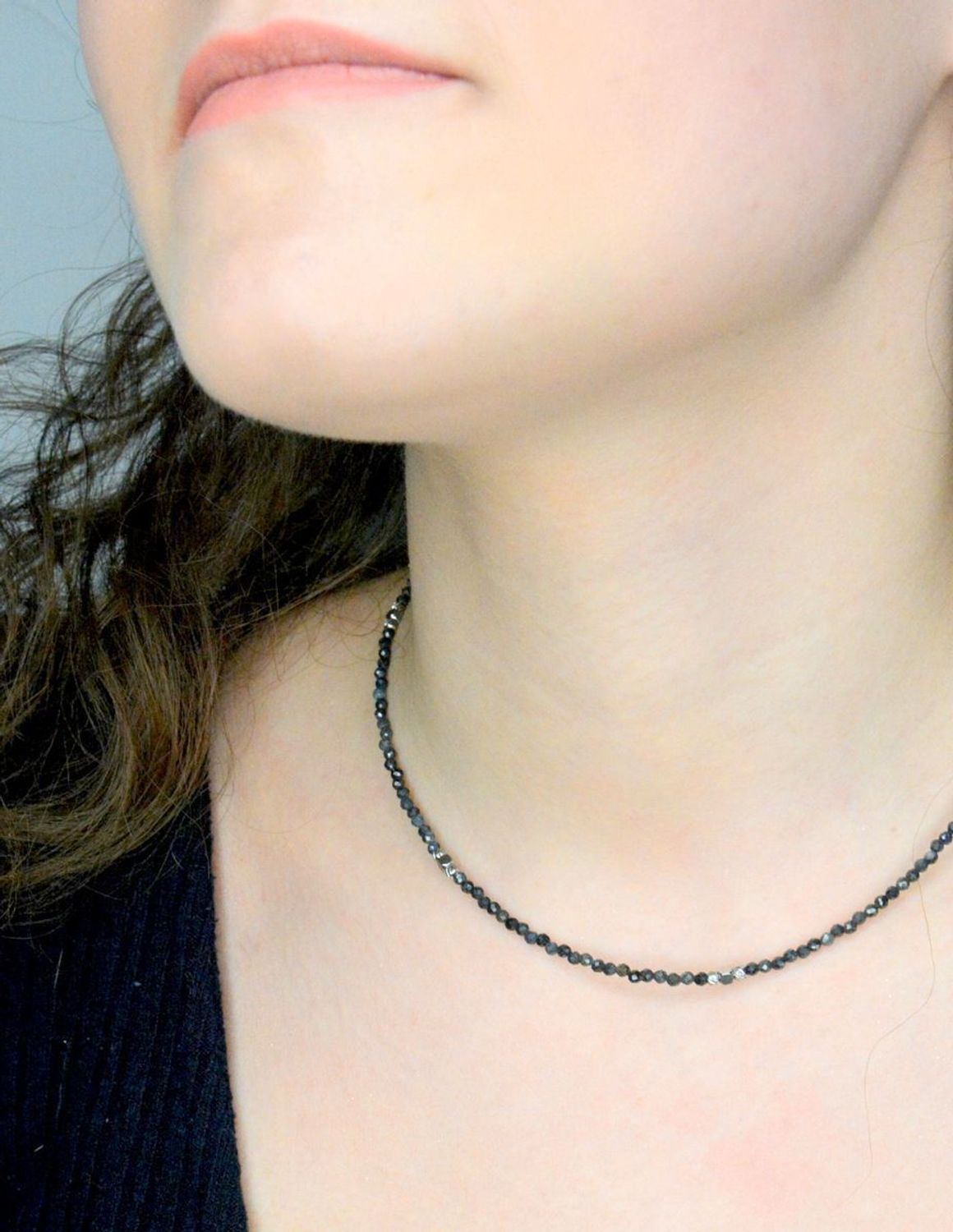 Naszyjnik szafir DIA-NSZ-A1334658-STAL Naszyjnik damski szafir. Naszyjniki z kamieniami naturalnymi od lat zachwycają elegancją i ponadczasowym pięknem. Drobne koraliki kamieni naturalnych w kolorach granatowych.1.jpg