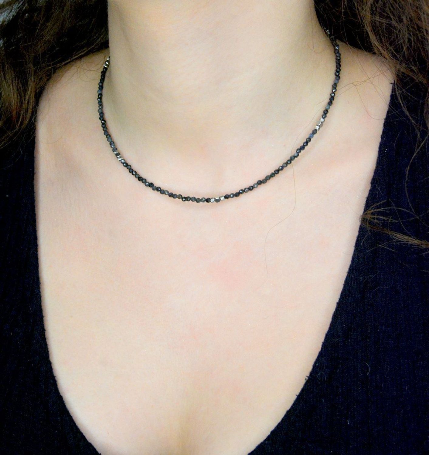 Naszyjnik szafir DIA-NSZ-A1334658-STAL Naszyjnik damski szafir. Naszyjniki z kamieniami naturalnymi od lat zachwycają elegancją i ponadczasowym pięknem. Drobne koraliki kamieni naturalnych w kolorach granatowych.1.jpg