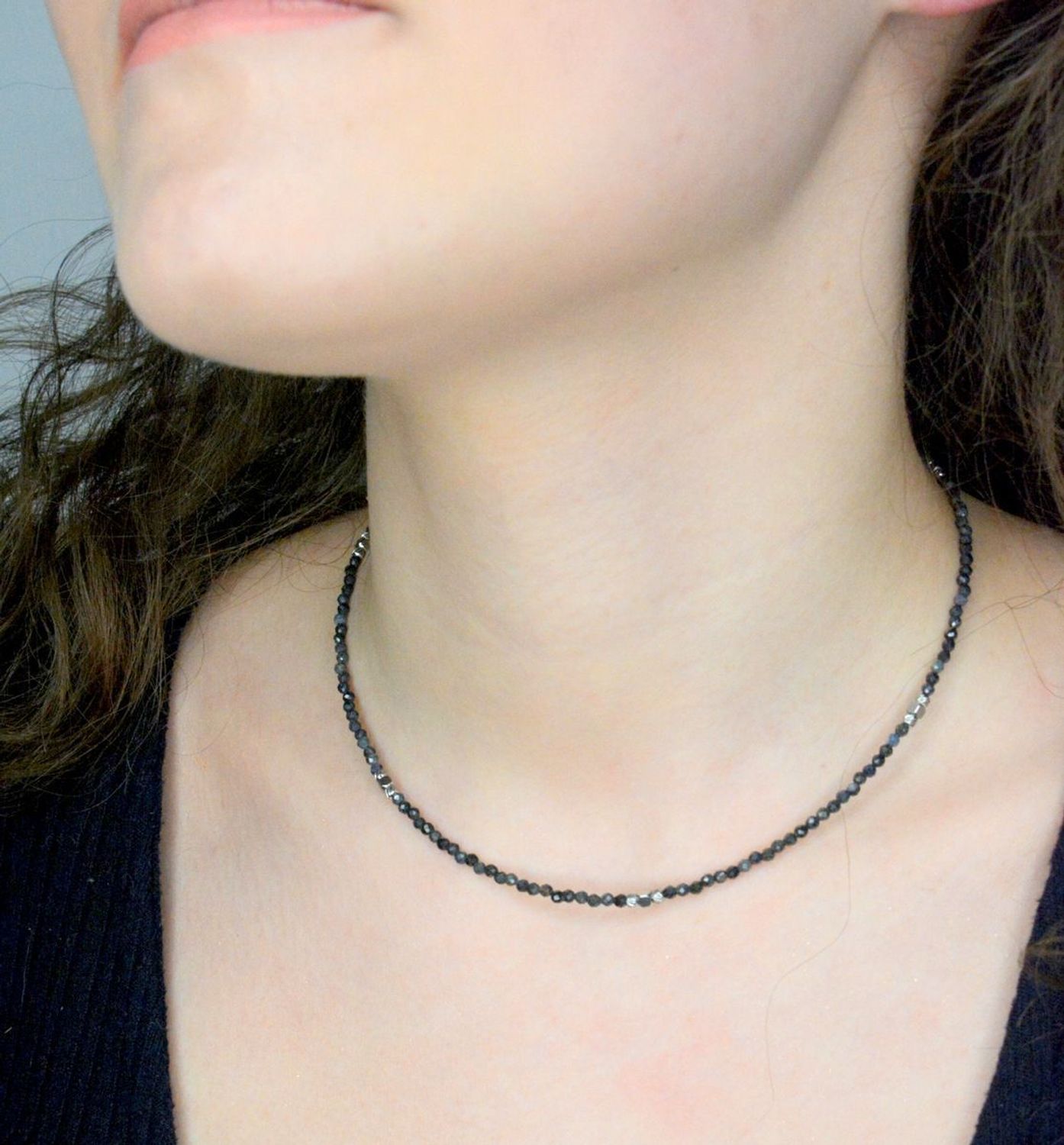 Naszyjnik szafir DIA-NSZ-A1334658-STAL Naszyjnik damski szafir. Naszyjniki z kamieniami naturalnymi od lat zachwycają elegancją i ponadczasowym pięknem. Drobne koraliki kamieni naturalnych w kolorach granatowych.1.jpg