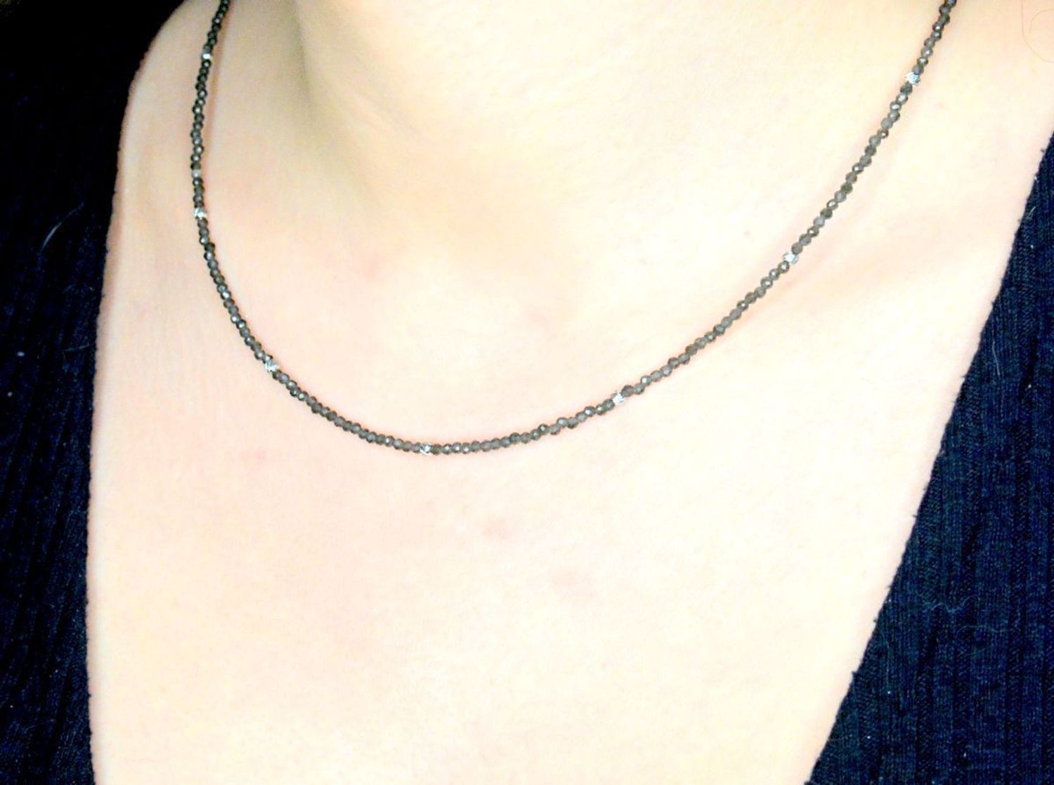 Naszyjnik obsydian DIA-NSZ-A1433346-STAL Naszyjnik damski obsydian. Naszyjniki z kamieniami naturalnymi od lat zachwycają elegancją i ponadczasowym pięknem. Drobne koraliki kamieni naturalnych w 111.jpg