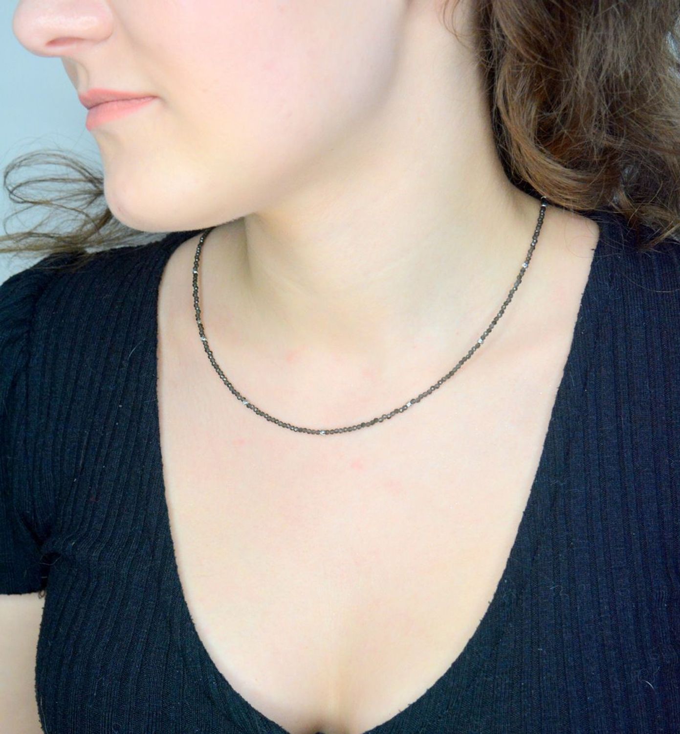 Naszyjnik obsydian DIA-NSZ-A1433346-STAL Naszyjnik damski obsydian. Naszyjniki z kamieniami naturalnymi od lat zachwycają elegancją i ponadczasowym pięknem. Drobne koraliki kamieni naturalnych w 111.jpg