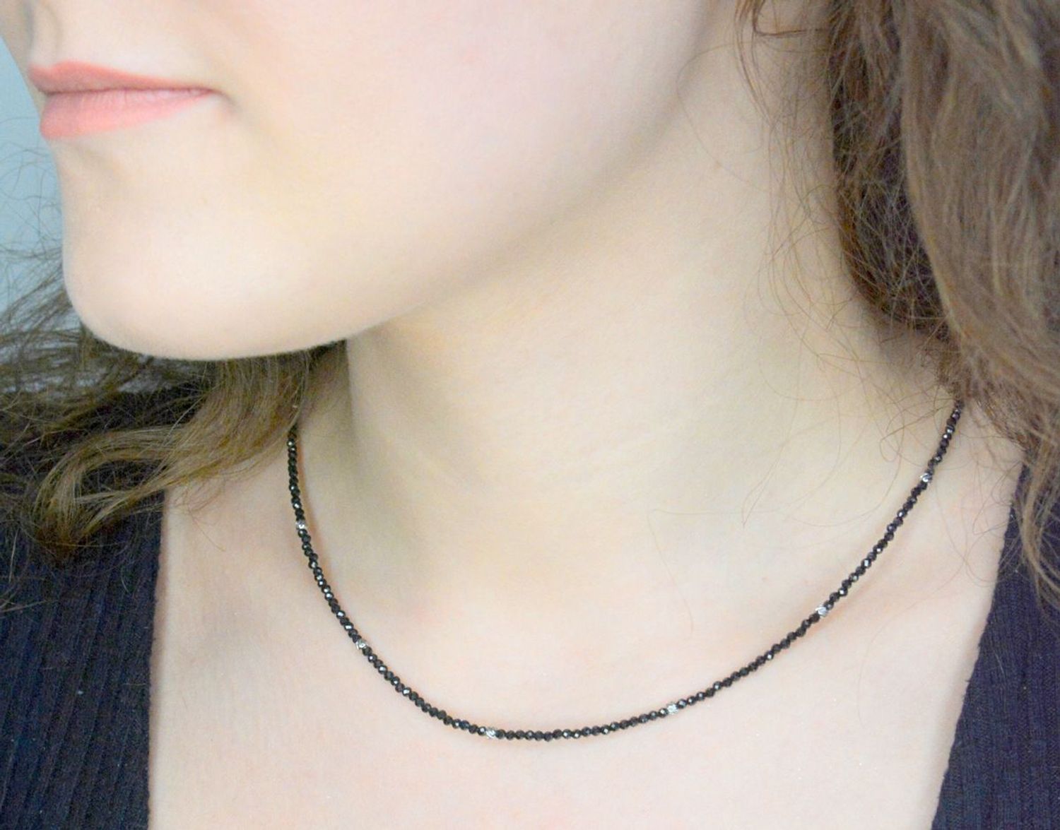 Naszyjnik spinel DIA-NSZ-A1452942-STAL Naszyjnik damski spinel. Naszyjniki z kamieniami naturalnymi od lat zachwycają elegancją i ponadczasowym pięknem. Drobne koraliki kamieni naturalnych w kolorach czarnych.1.jpg