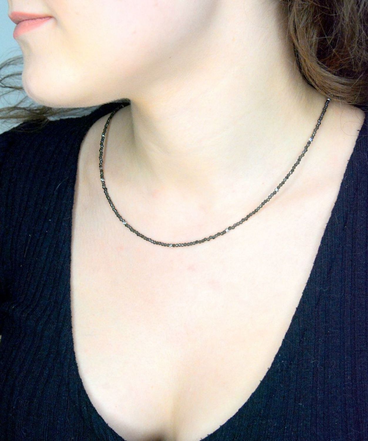 Naszyjnik spinel DIA-NSZ-A1452942-STAL Naszyjnik damski spinel. Naszyjniki z kamieniami naturalnymi od lat zachwycają elegancją i ponadczasowym pięknem. Drobne koraliki kamieni naturalnych w kolorach czarnych.1.jpg