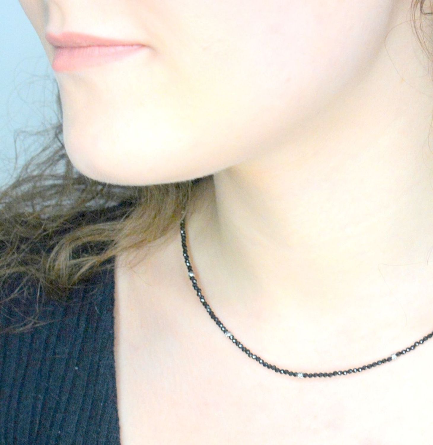 Naszyjnik spinel DIA-NSZ-A1452942-STAL Naszyjnik damski spinel. Naszyjniki z kamieniami naturalnymi od lat zachwycają elegancją i ponadczasowym pięknem. Drobne koraliki kamieni naturalnych w kolorach czarnych.1.jpg