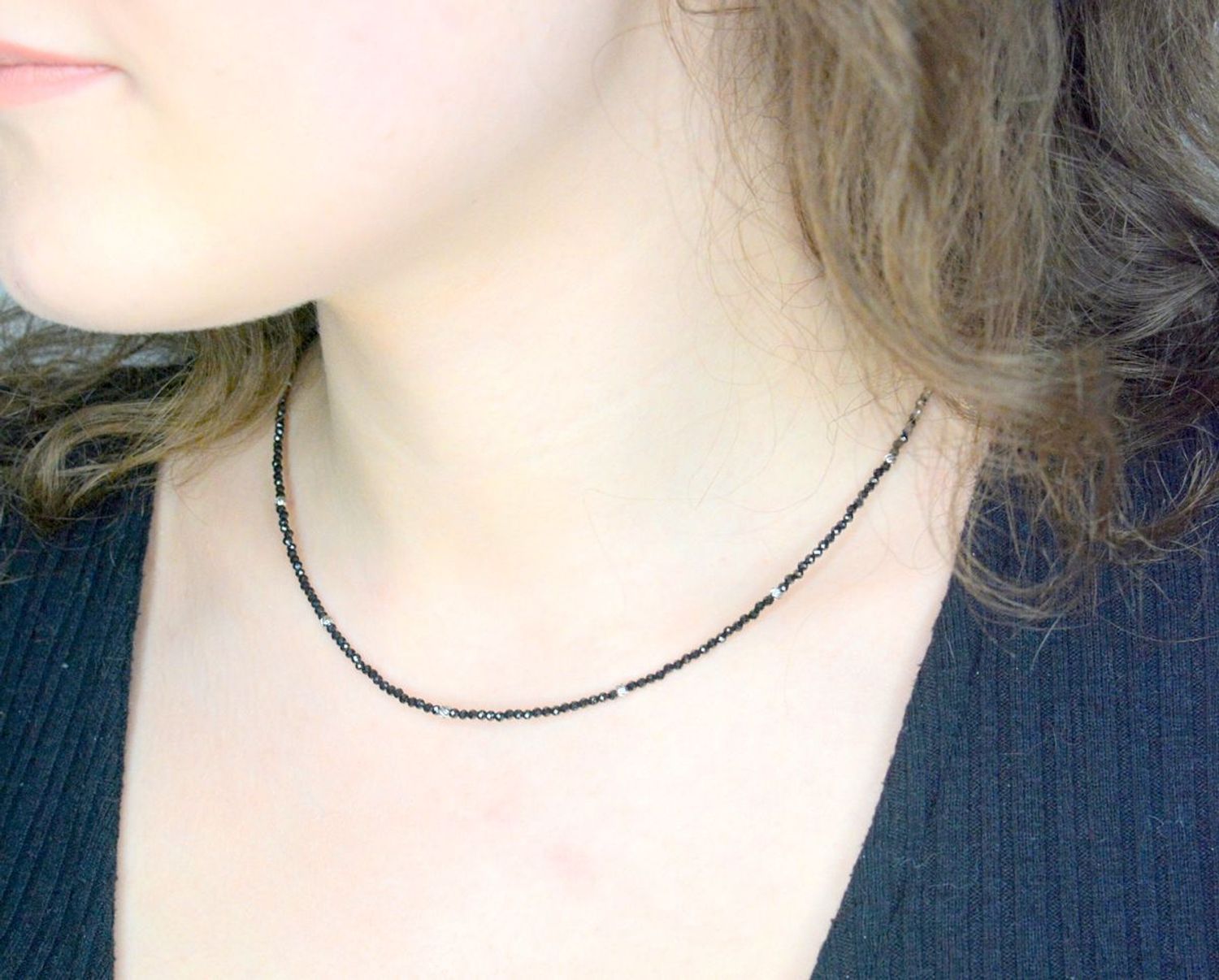 Naszyjnik spinel DIA-NSZ-A1452942-STAL Naszyjnik damski spinel. Naszyjniki z kamieniami naturalnymi od lat zachwycają elegancją i ponadczasowym pięknem. Drobne koraliki kamieni naturalnych w kolorach czarnych.1.jpg