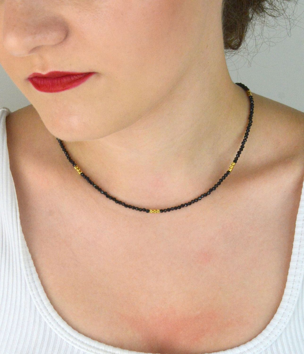 Naszyjnik damski stalowy pozłacany z naturalnym turmalinem. Długość 40 + 5 cm, zapięcie na karabińczyk. Elegancka biżuteria łącząca złoto z naturalnym kamieniem.1.jpg