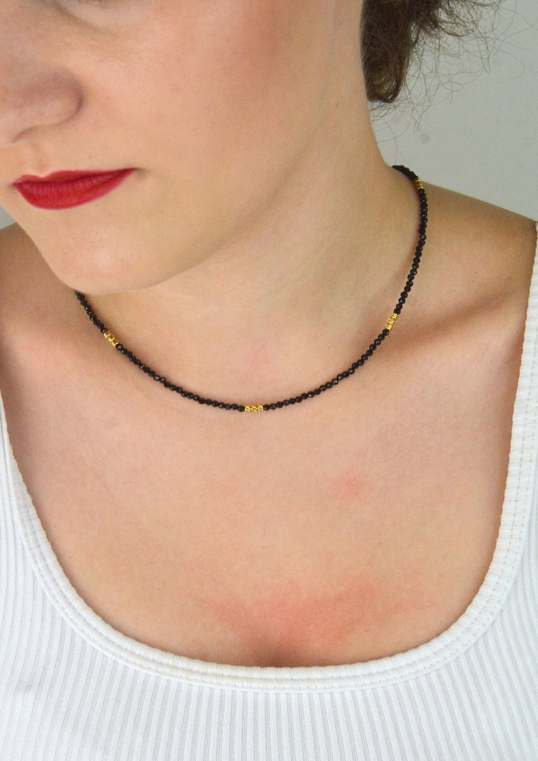 Naszyjnik damski stalowy pozłacany z naturalnym turmalinem. Długość 40 + 5 cm, zapięcie na karabińczyk. Elegancka biżuteria łącząca złoto z naturalnym kamieniem.1.jpg