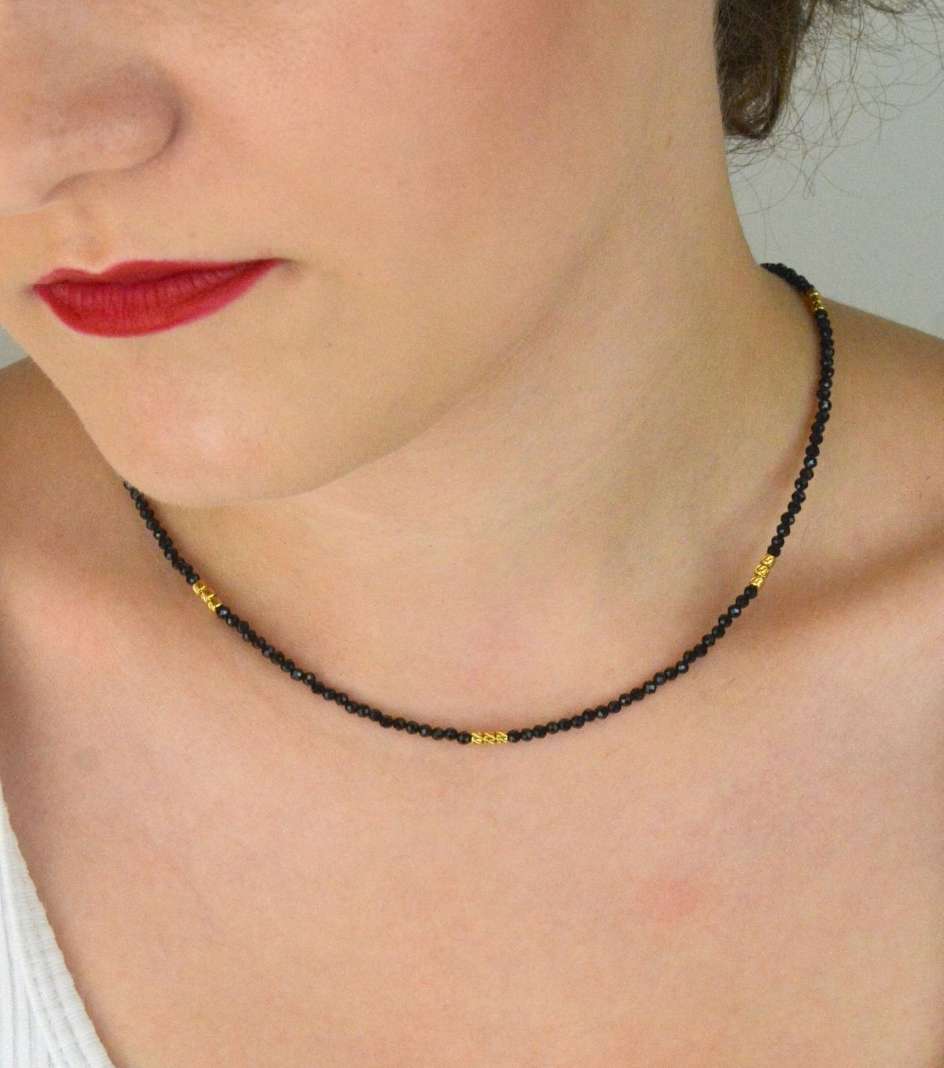 Naszyjnik damski stalowy pozłacany z naturalnym turmalinem. Długość 40 + 5 cm, zapięcie na karabińczyk. Elegancka biżuteria łącząca złoto z naturalnym kamieniem.1.jpg