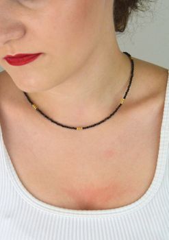 Naszyjnik damski stalowy pozłacany z naturalnym turmalinem. Długość 40 + 5 cm, zapięcie na karabińczyk. Elegancka biżuteria łącząca złoto z naturalnym kamieniem (3).JPG