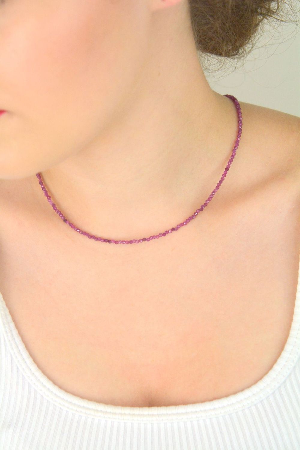 Elegancki naszyjnik pozłacany z naturalnymi rubinami. Długość 40 + 5 cm, zapięcie na karabińczyk. Idealny dodatek do stylizacji i wyjątkowy pomysł na prezent.1.jpg