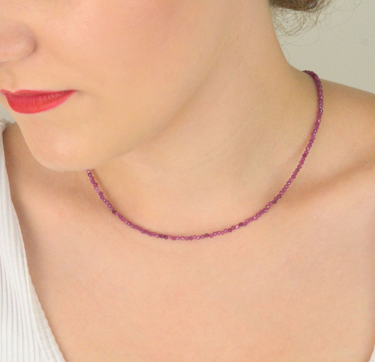 Elegancki naszyjnik pozłacany z naturalnymi rubinami. Długość 40 + 5 cm, zapięcie na karabińczyk. Idealny dodatek do stylizacji i wyjątkowy pomysł na prezent.1.jpg