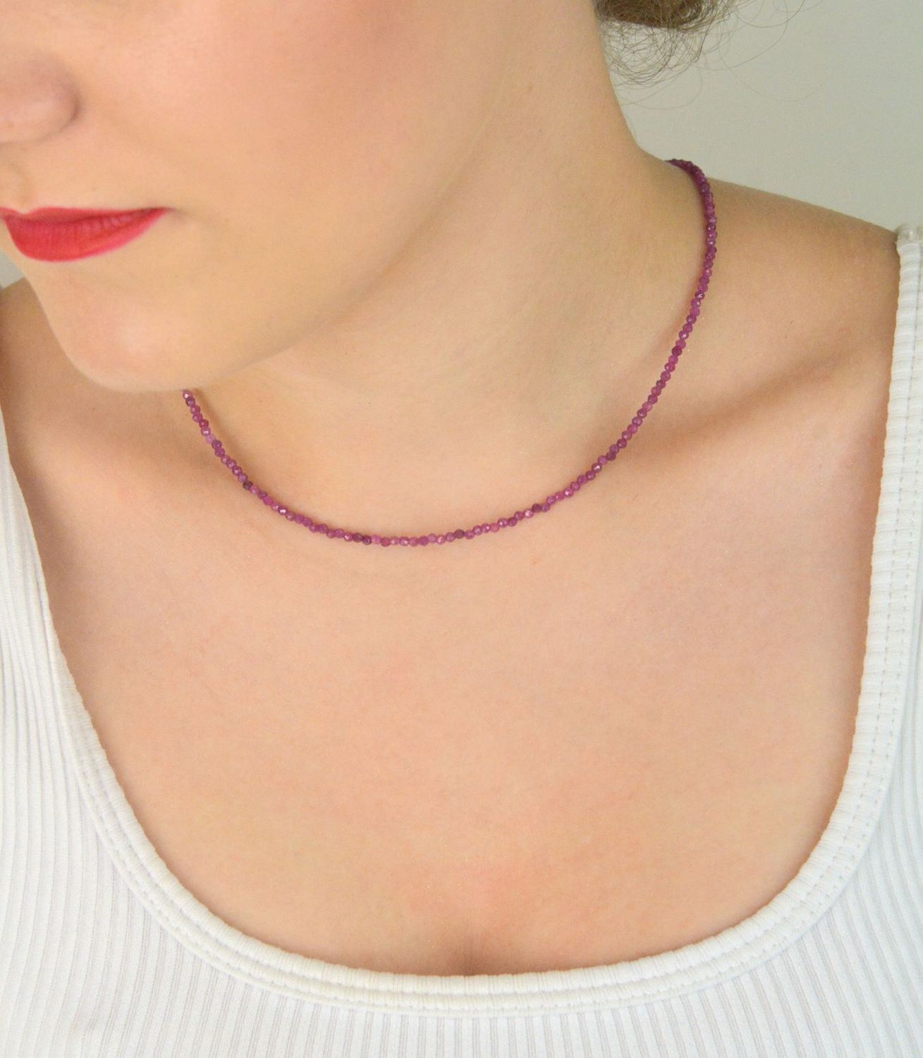 Elegancki naszyjnik pozłacany z naturalnymi rubinami. Długość 40 + 5 cm, zapięcie na karabińczyk. Idealny dodatek do stylizacji i wyjątkowy pomysł na prezent.1.jpg