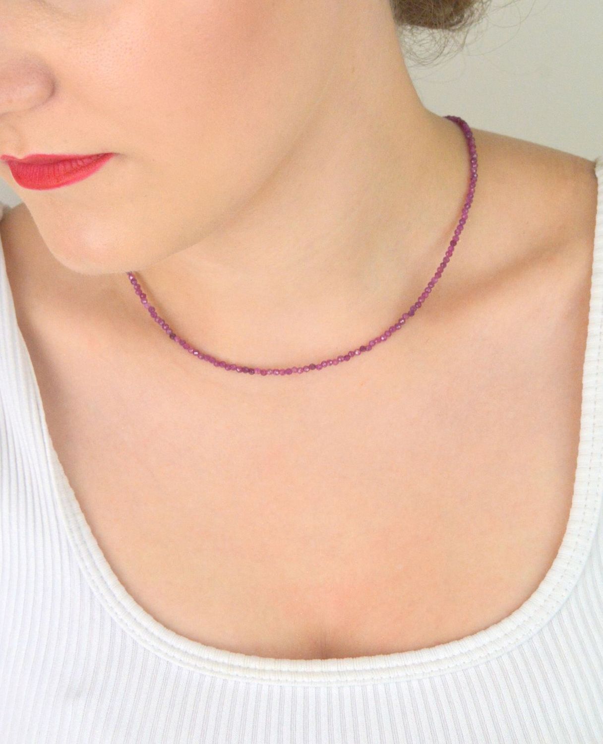 Elegancki naszyjnik pozłacany z naturalnymi rubinami. Długość 40 + 5 cm, zapięcie na karabińczyk. Idealny dodatek do stylizacji i wyjątkowy pomysł na prezent.1.jpg