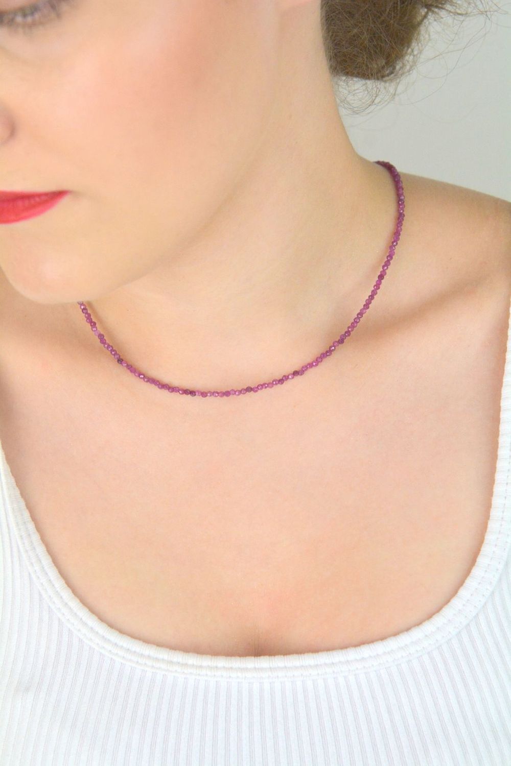 Elegancki naszyjnik pozłacany z naturalnymi rubinami. Długość 40 + 5 cm, zapięcie na karabińczyk. Idealny dodatek do stylizacji i wyjątkowy pomysł na prezent.1.jpg