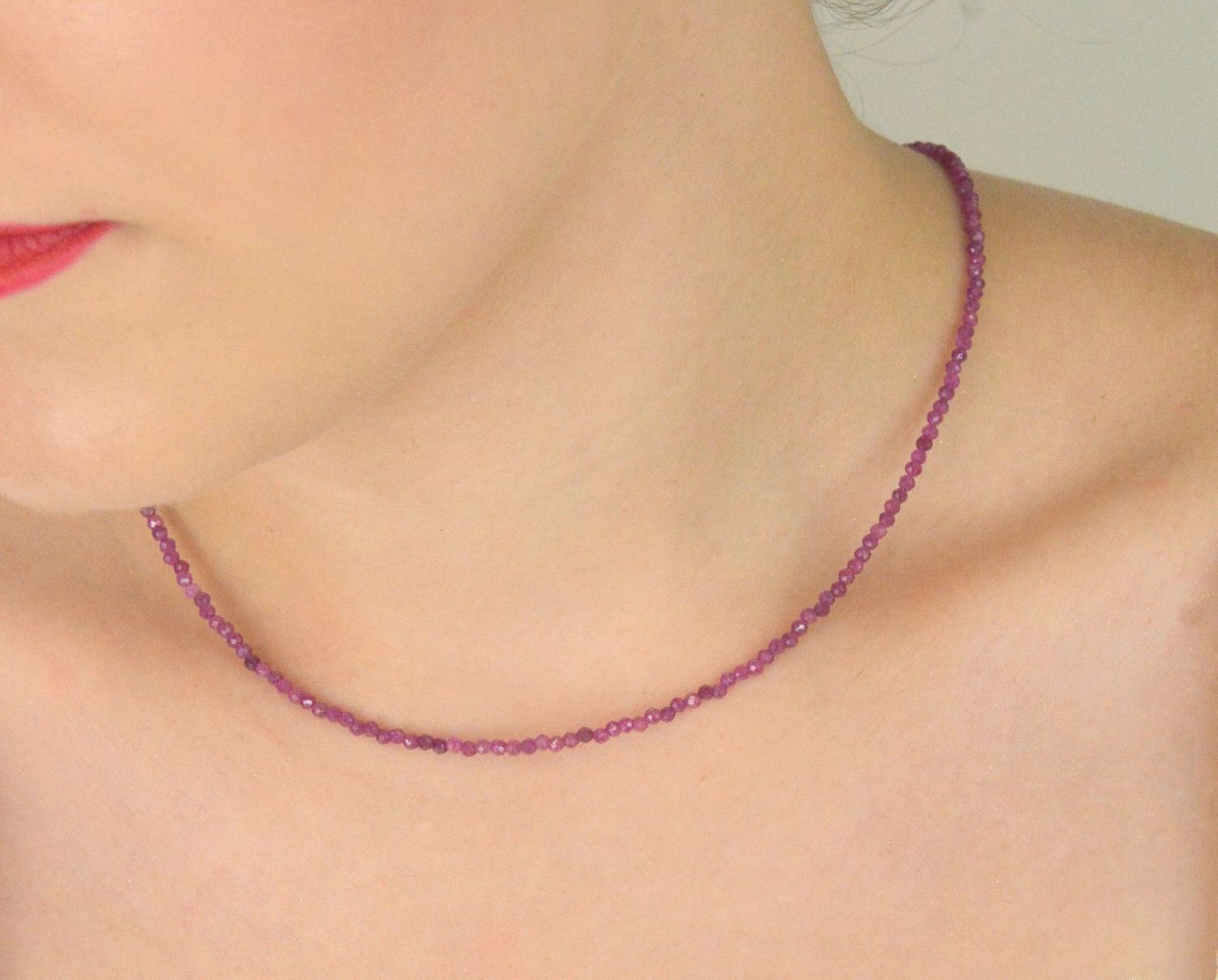 Elegancki naszyjnik pozłacany z naturalnymi rubinami. Długość 40 + 5 cm, zapięcie na karabińczyk. Idealny dodatek do stylizacji i wyjątkowy pomysł na prezent.1.jpg