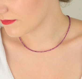 Elegancki naszyjnik pozłacany z naturalnymi rubinami. Długość 40 + 5 cm, zapięcie na karabińczyk. Idealny dodatek do stylizacji i wyjątkowy pomysł na prezent (2).JPG