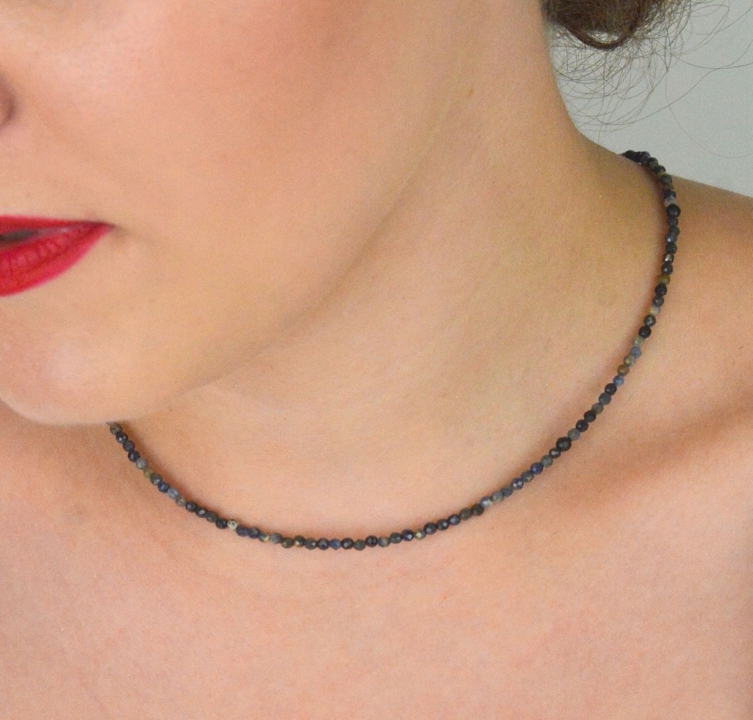 Naszyjnik damski stalowy zdobiony naturalnymi szafirami, długość 40 + 5 cm, zapięcie na karabińczyk. Elegancka biżuteria z kamieniami naturalnymi.1.jpg