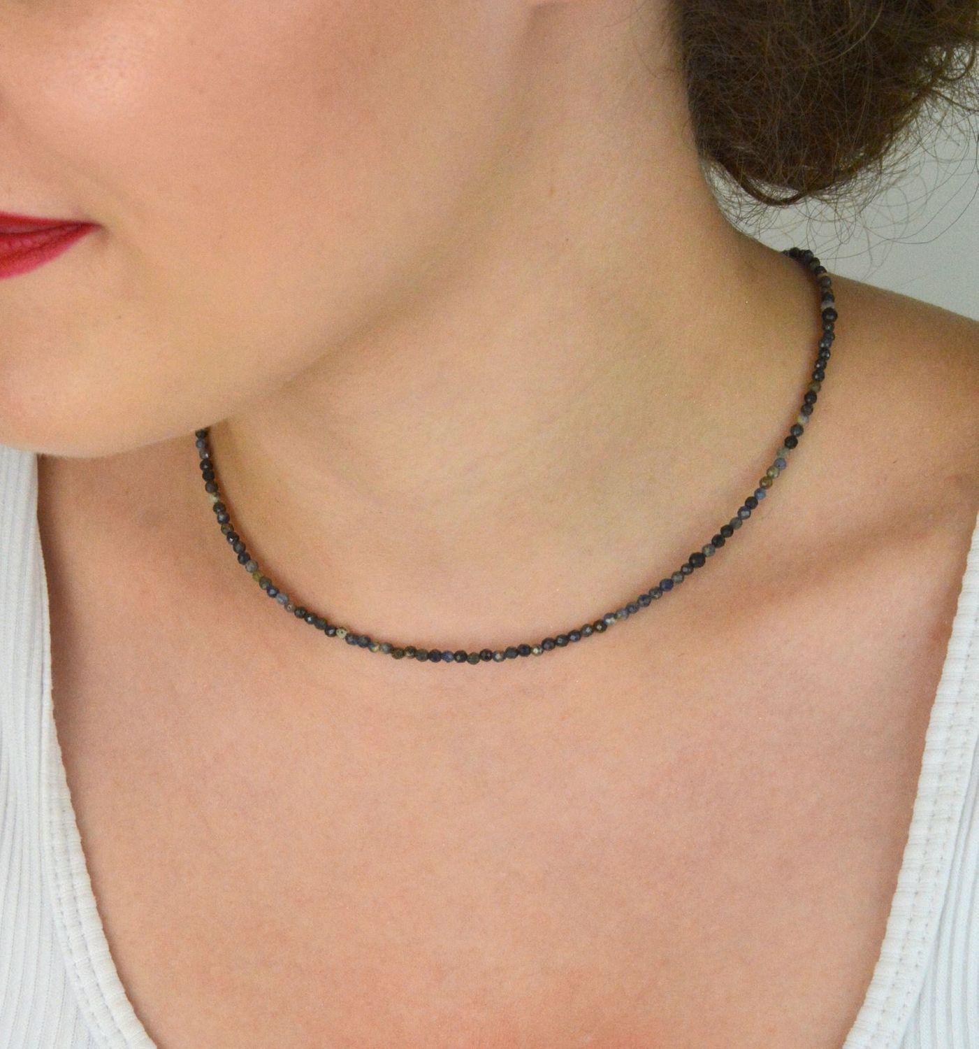 Naszyjnik damski stalowy zdobiony naturalnymi szafirami, długość 40 + 5 cm, zapięcie na karabińczyk. Elegancka biżuteria z kamieniami naturalnymi.1.jpg