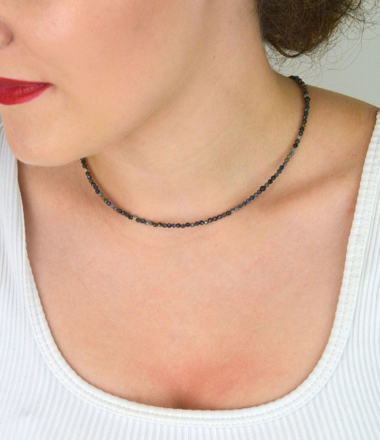 Naszyjnik damski stalowy zdobiony naturalnymi szafirami, długość 40 + 5 cm, zapięcie na karabińczyk. Elegancka biżuteria z kamieniami naturalnymi.1.jpg