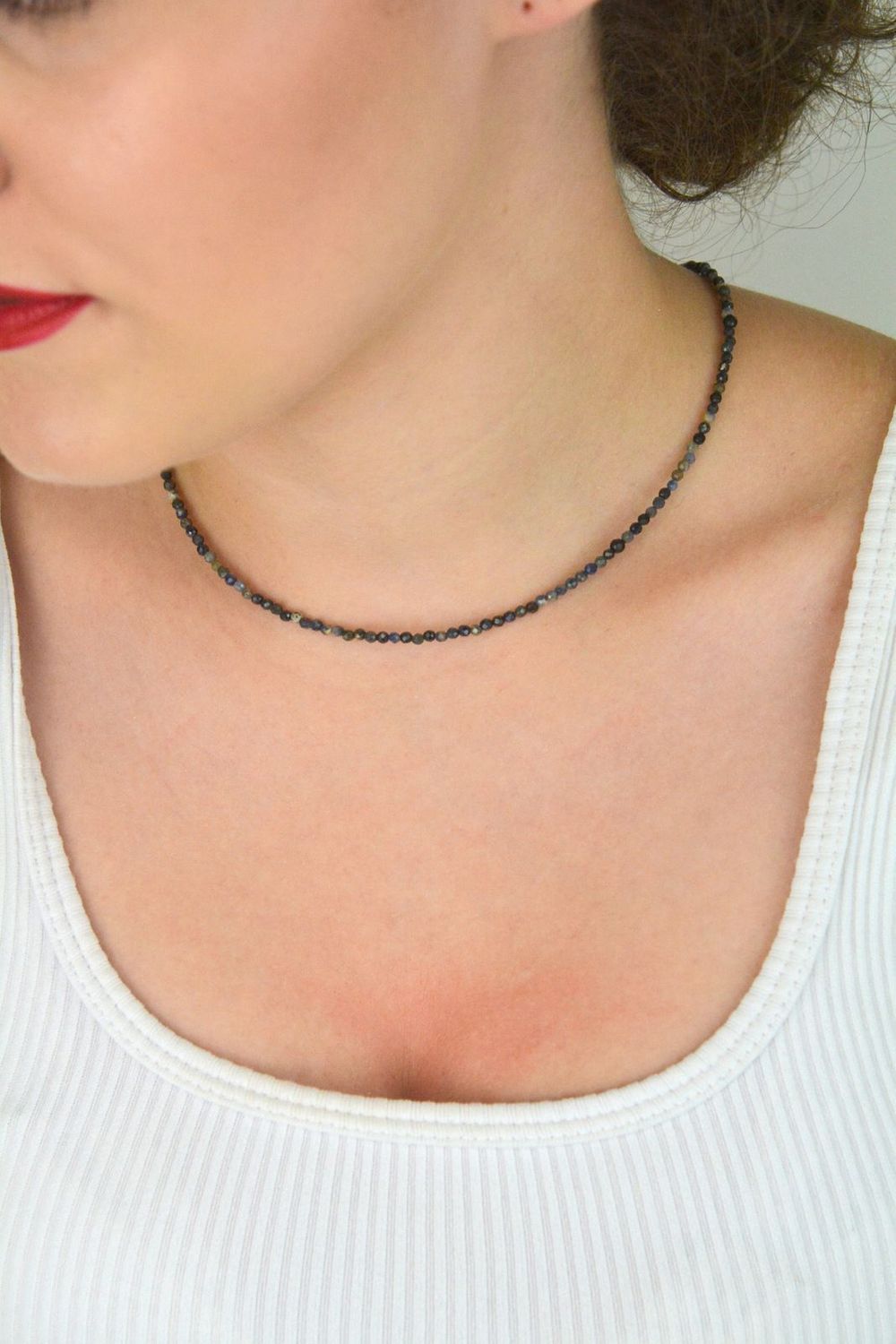 Naszyjnik damski stalowy zdobiony naturalnymi szafirami, długość 40 + 5 cm, zapięcie na karabińczyk. Elegancka biżuteria z kamieniami naturalnymi.1.jpg