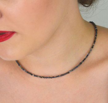 Naszyjnik damski stalowy zdobiony naturalnymi szafirami, długość 40 + 5 cm, zapięcie na karabińczyk. Elegancka biżuteria z kamieniami naturalnymi (1).JPG