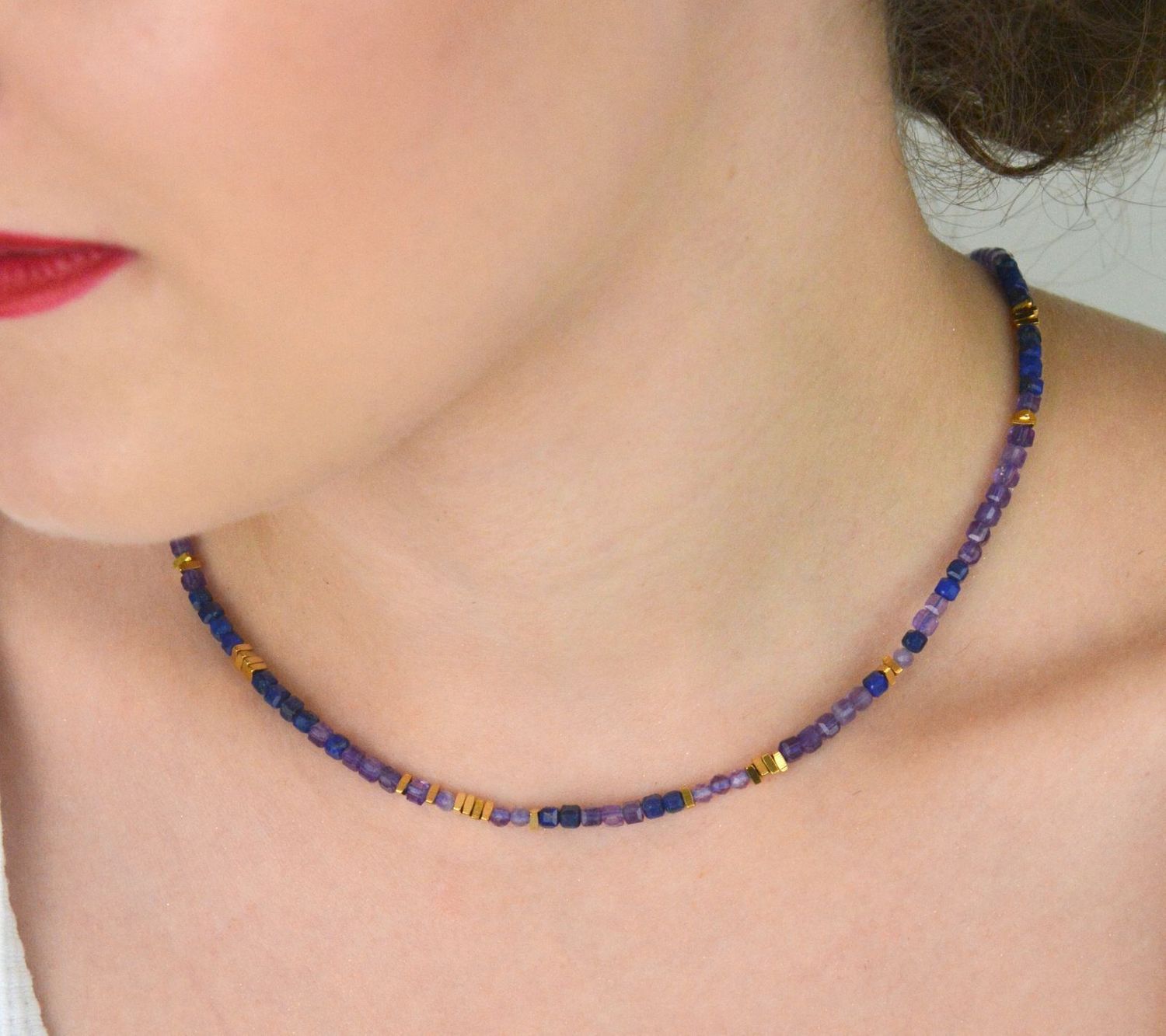 Naszyjnik damski stalowy z kamieniami naturalnymi lapisem lazuli i ametystem. Długość 40 + 5 cm, zapięcie na karabińczyk. Subtelna elegancja i naturalne piękno.1.jpg