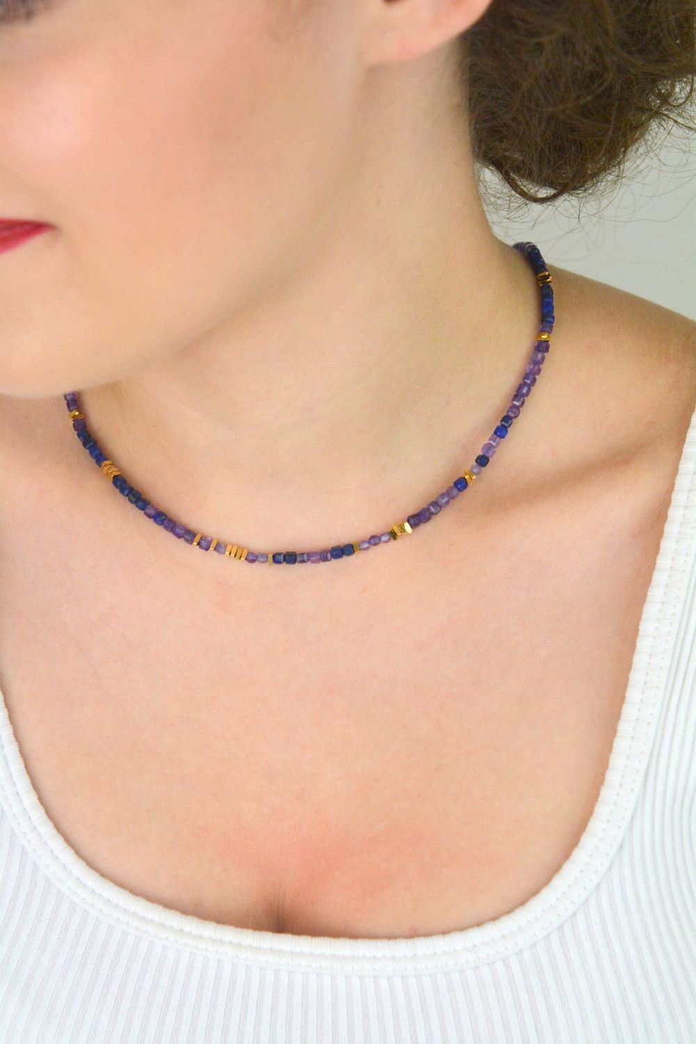 Naszyjnik damski stalowy z kamieniami naturalnymi lapisem lazuli i ametystem. Długość 40 + 5 cm, zapięcie na karabińczyk. Subtelna elegancja i naturalne piękno.1.jpg