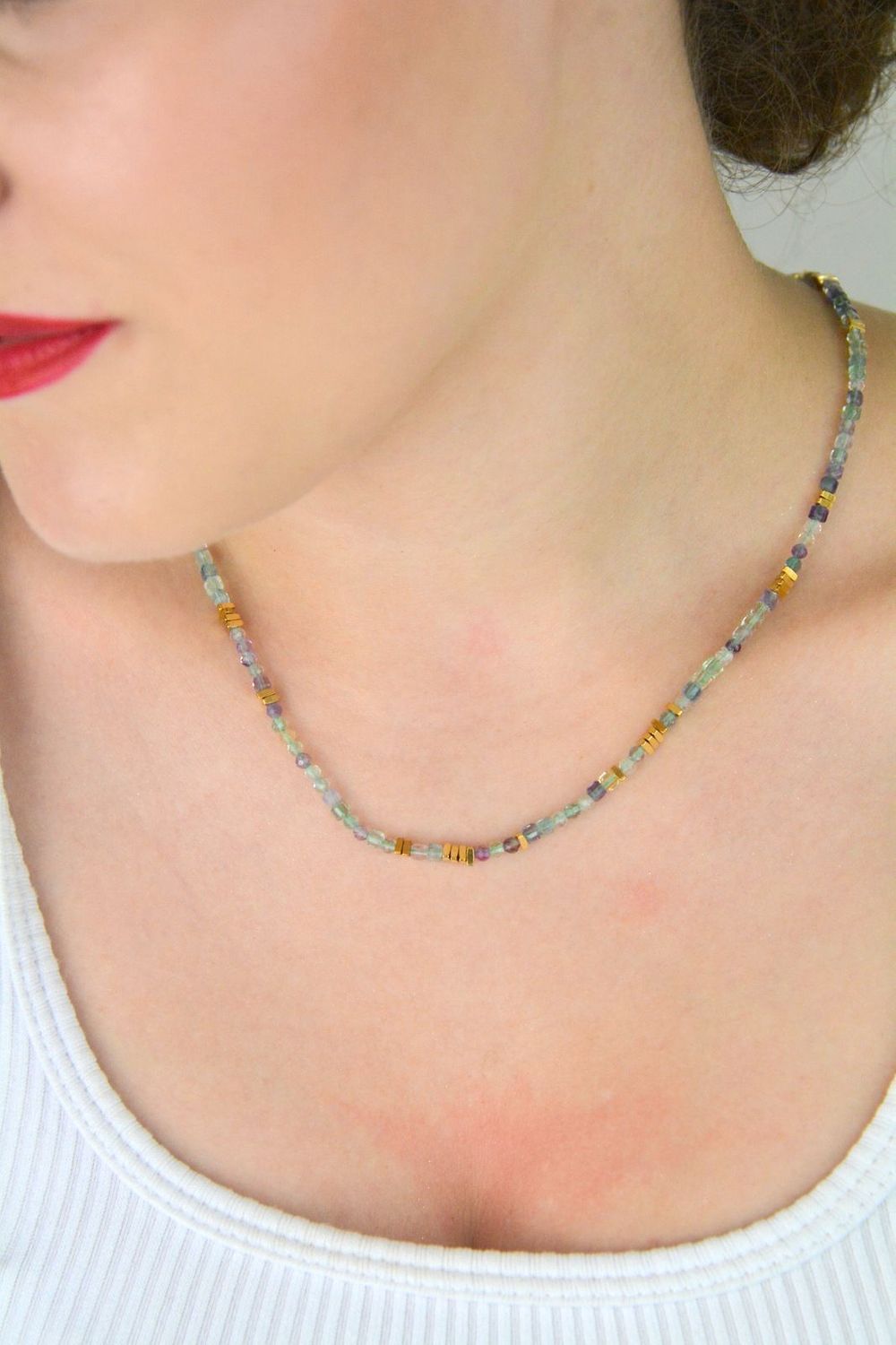 Naszyjnik damski stalowy pozłacany z kamieniem naturalnym fluorytem. Długość 40 + 5 cm, zapięcie na karabińczyk. Delikatna i elegancka biżuteria na każdą okazję.1.jpg